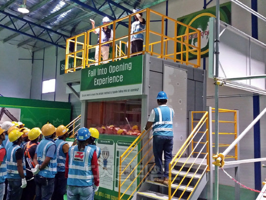 GS건설의 싱가포르 T301현장 내 조성된 안전혁신학교에서 현지 근로자들이 안전 사고에 대비한 훈련을 받고 있다.<GS건설 제공>